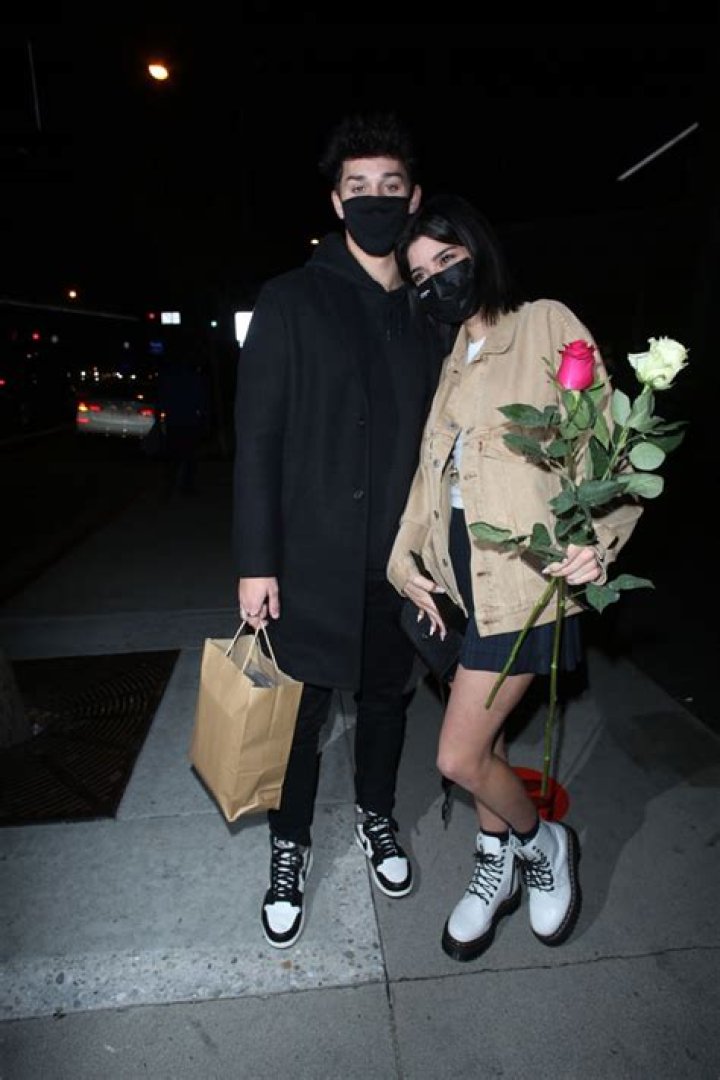 Charli D’Amelio Joins Her Sister Dixie & Her BF Noah Beck for Dinner – Hollywood Life