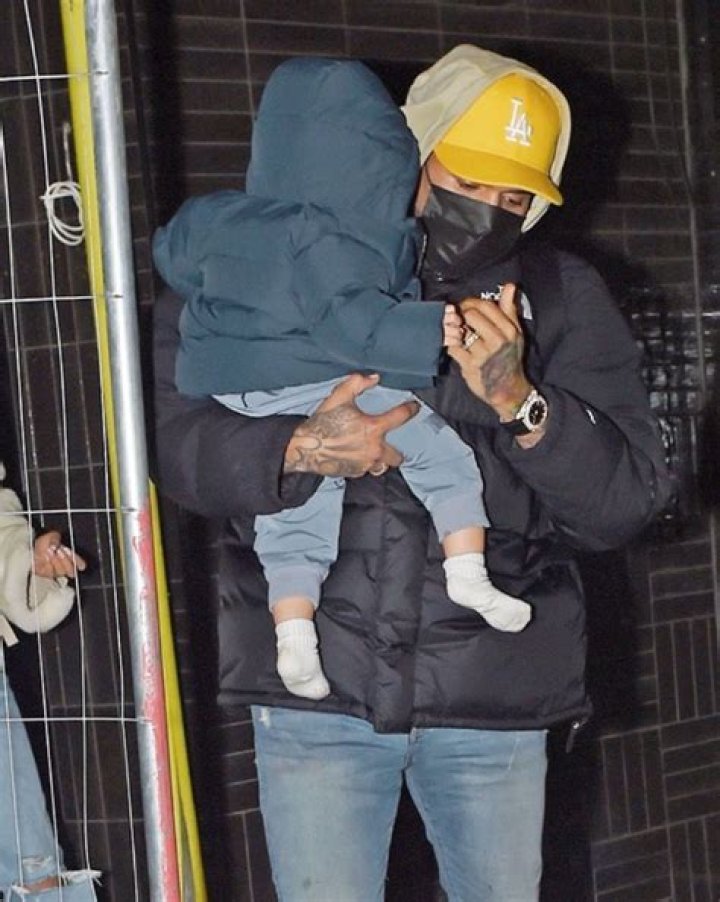 Chris Brown & Son Aeko Board Private Jet After Grammy Rant: Photo – Hollywood Life