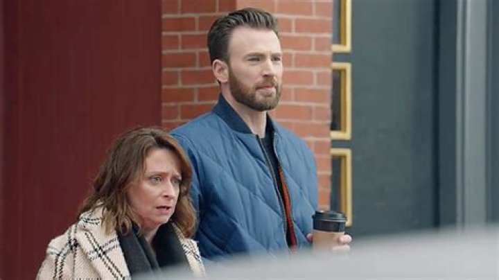 Chris Evans & Rachel Dratch’s Hyundai Super Bowl Ad Is A Boston Bash – Hollywood Life