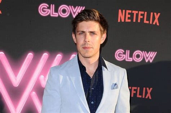 Chris Lowell Teases ‘GLOW’ Will Tackle #MeToo & Sexism In The ’80s: ‘It Was A Sexist Time Period’