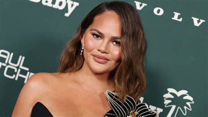 Chrissy Teigen Calls This Texturizing Wave Spray Her ‘Haircare Hero’