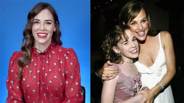 Photos Of The ‘Revenge’ Star – Hollywood Life