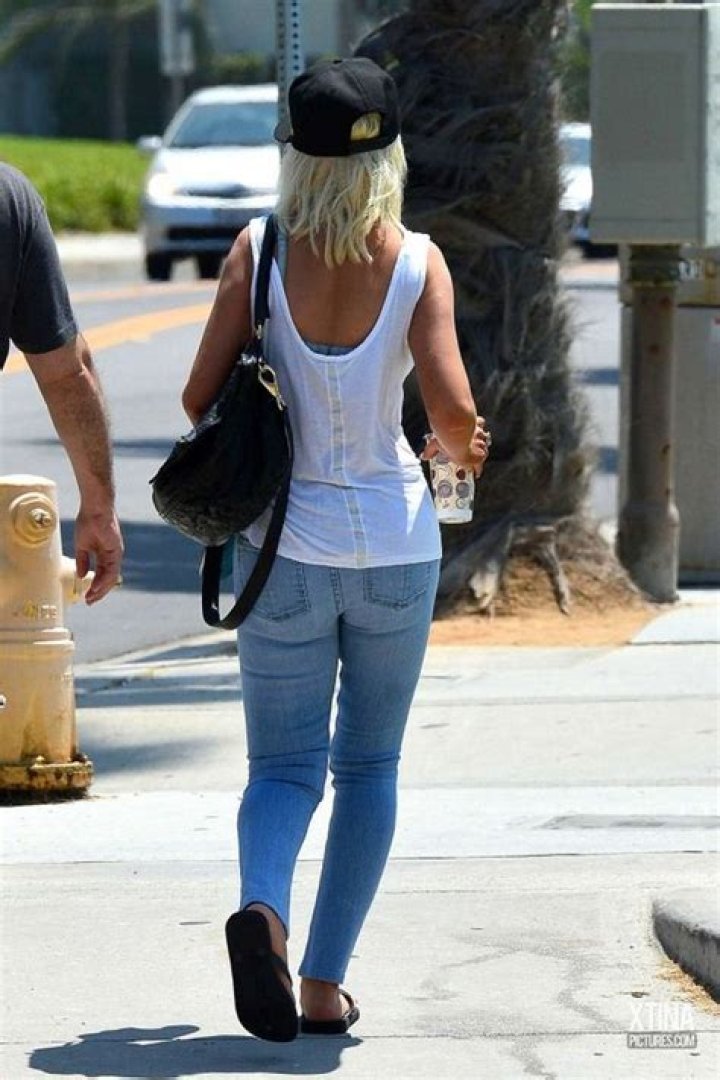 Christina Aguilera Wears Jeans & A White Tank Top: Photos – Hollywood Life