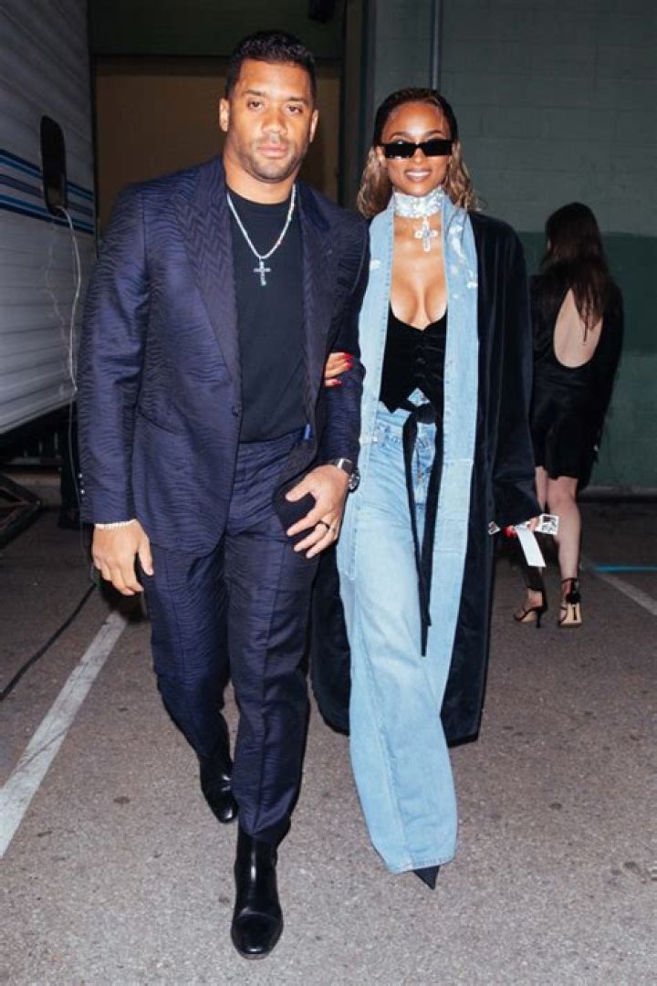 Ciara’s Plunging Black Top & Baggy Jeans With Russell Wilson: Photos – Hollywood Life