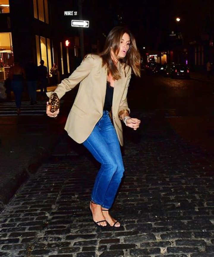 Cindy Crawford Nearly Falls Over In Heels As She Grabs Dinner With Daughter Kaia Gerber, 18 – Pics