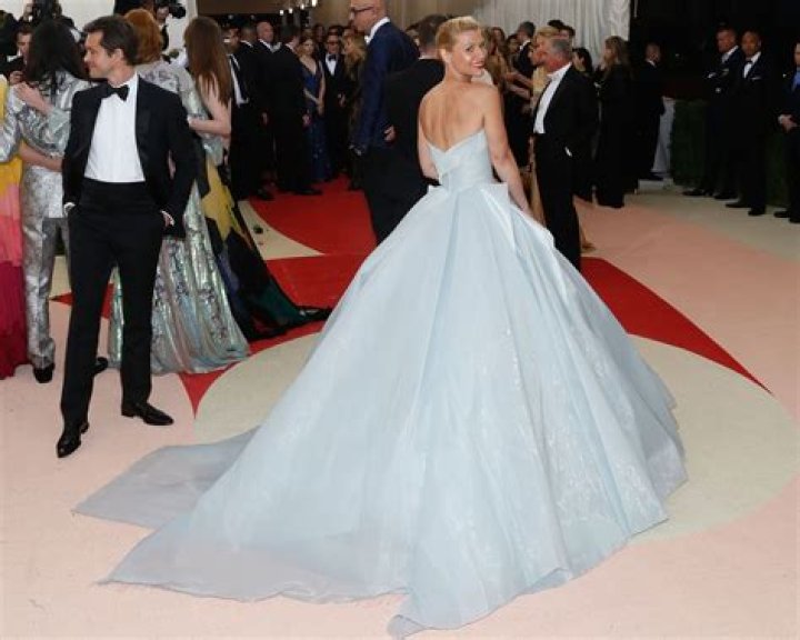 [PHOTOS] Claire Danes’ Dress At Met Gala — Lights Up Carpet In Cinderella Gown – Hollywood Life