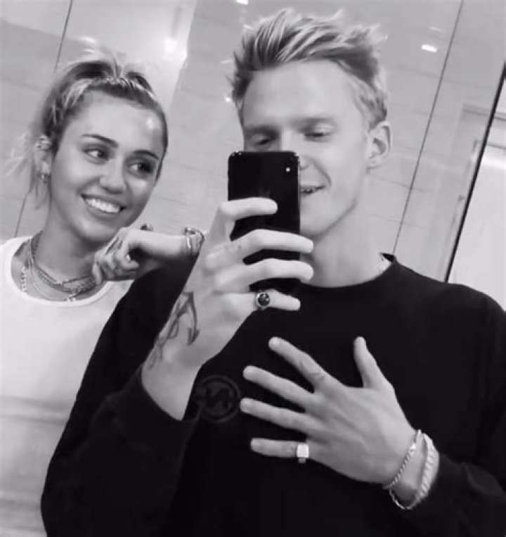 Cody Simpson Calls Miley Cyrus His ‘Best Friend’ In Car Selfie: Photo – Hollywood Life