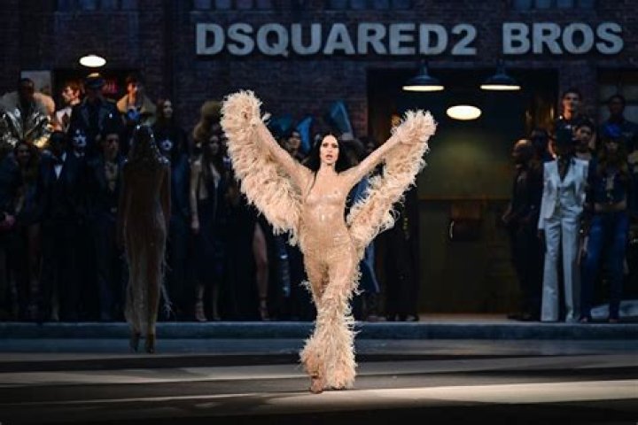 Delilah Belle Hamlin Rocks Sexy Bikini On The Runway — Pics – Hollywood Life