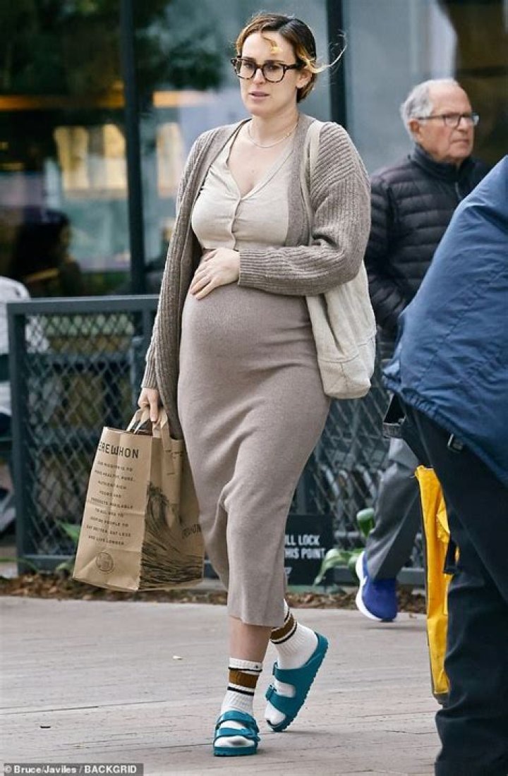 Demi Moore Reveals Baby Bump While Pregnant With Ashton Kutcher’s Kid – Hollywood Life