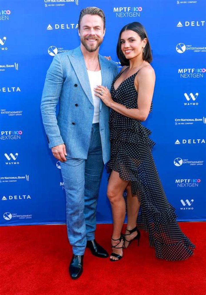 Derek Hough & Hayley Erbert Celebrate Christmas After Skull Surgery – Hollywood Life