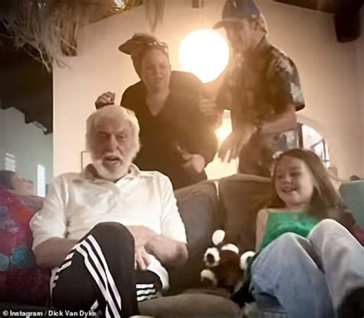 Dick Van Dyke Celebrates Father’s Day With Kids & Grandkids – Hollywood Life