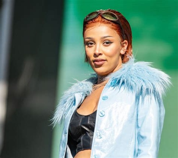 Doja Cat’s Gold Face & Body Paint At Paris Fashion Week: Photos – Hollywood Life