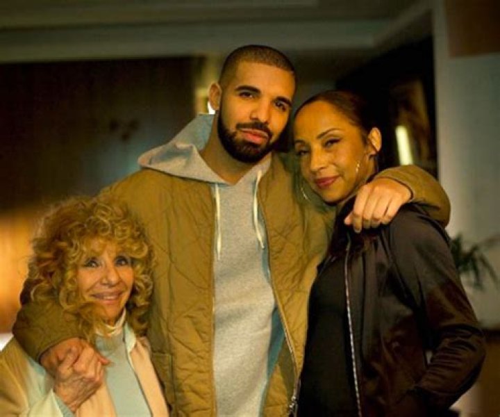 Drake Dating Sade? Drizzy Gets Cozy With Legendary Singer In Europe — Pic
