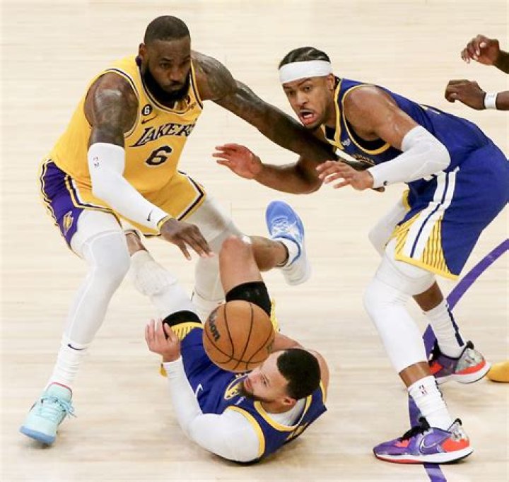 Drake & Michael B. Jordan Were BFFs At The Lakers-Warriors Game – Hollywood Life