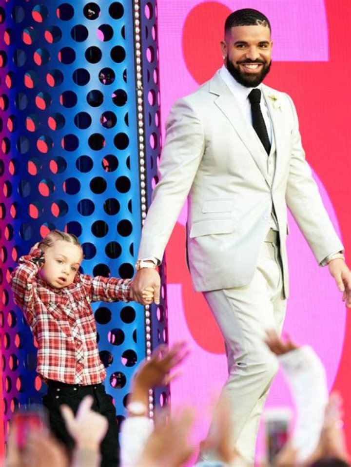 Drake’s Son Adonis Raps To His Song ‘Rich Flex’ In New Video – Hollywood Life