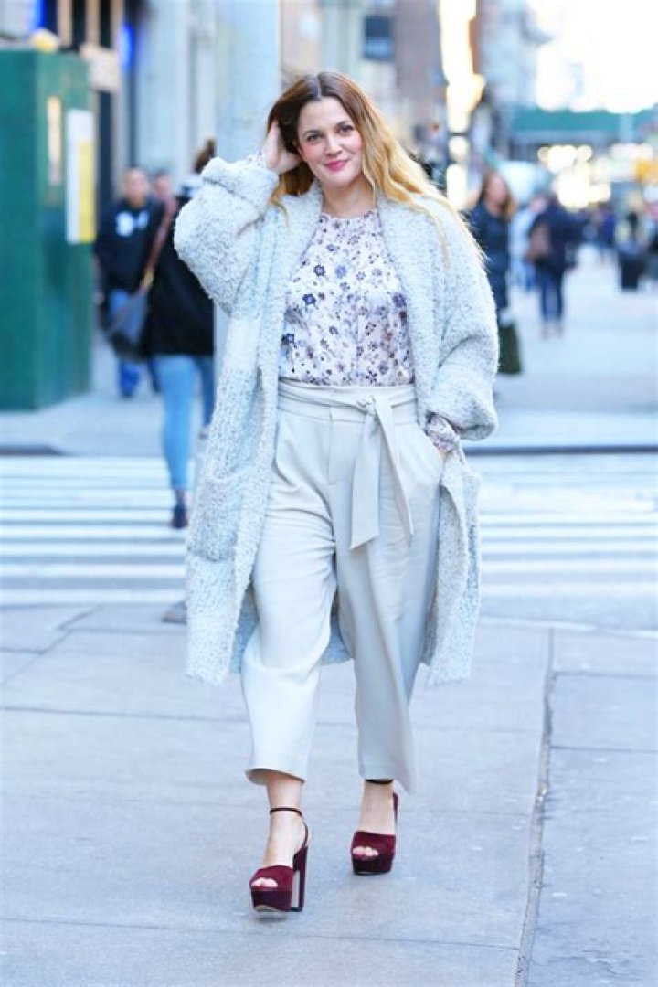 Drew Barrymore Walks Barefoot In New York City: Photos – Hollywood Life