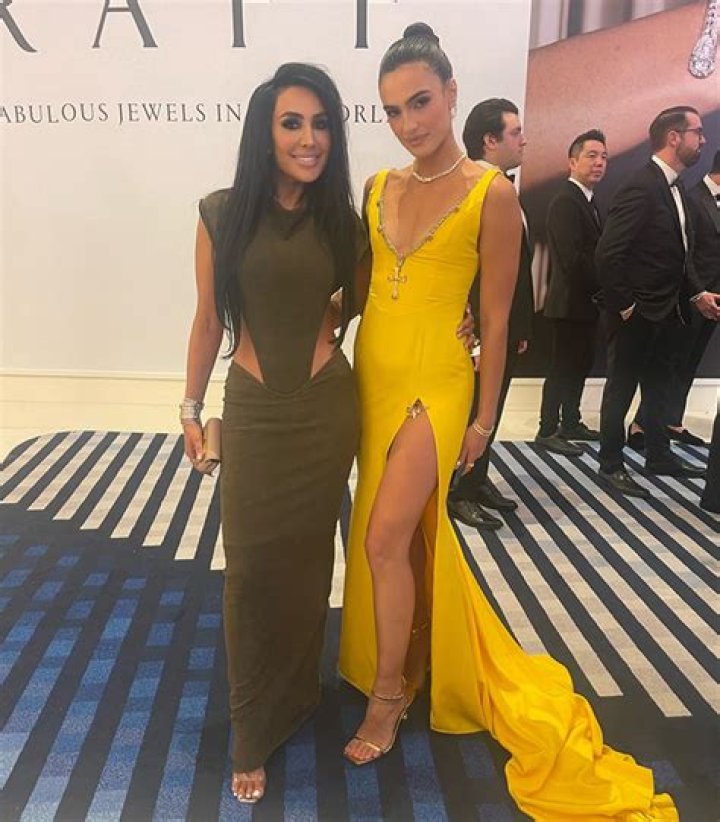 Durana Elmi Attends Fontainebleau Grand Red Carpet Opening in Las Vegas – Hollywood Life