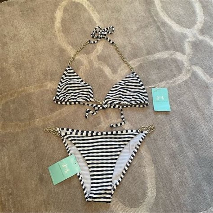 Elizabeth Banks Wears Striped Bikini On Vacation In Greece: Photos – Hollywood Life