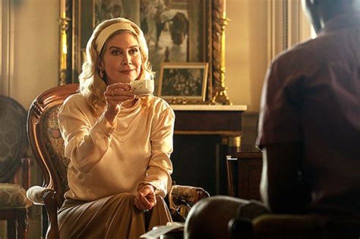 Elizabeth Mitchell On ‘Witch Hunt’ & Those Wild ‘Outer Banks’ Theories – Hollywood Life