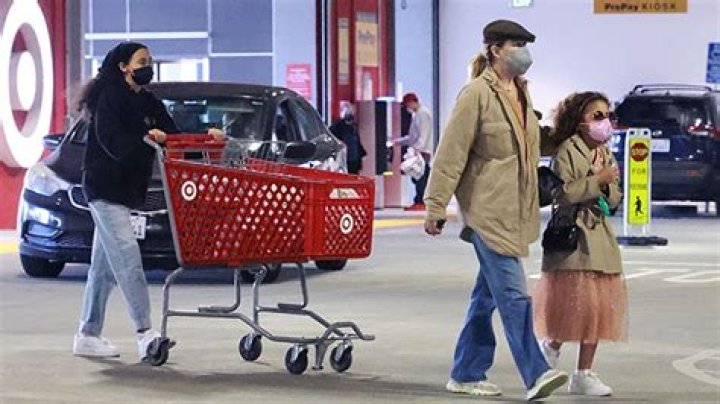 Ellen Pompeo Takes Her Two Beautiful Daughters Stella, 12, & Sienna, 7, Out For A Shopping Day