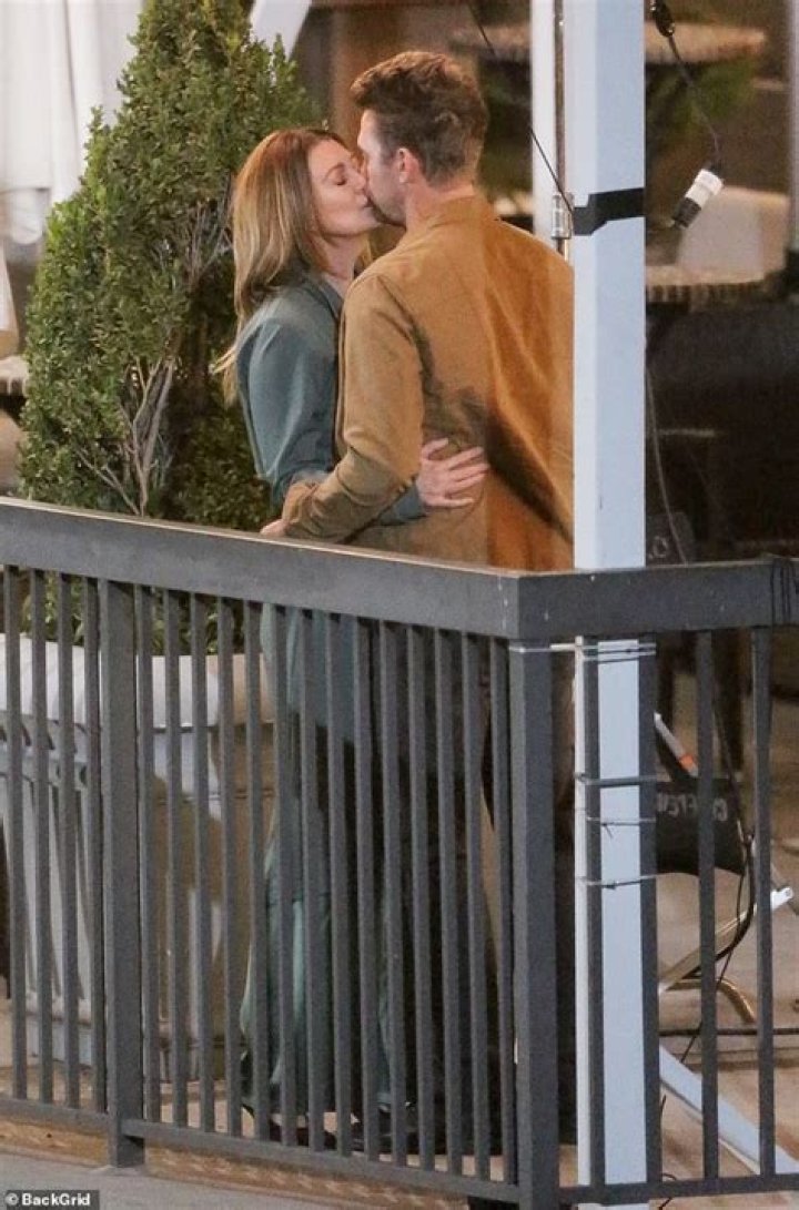 Ellen Pompeo & Scott Speedman Film Steamy Makeout For Season 18 Of ‘Grey’s Anatomy’