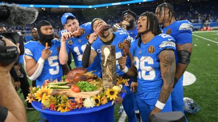 Ellie Goulding’s Hat Gets Mocked During Dallas Cowboys Halftime Performance: It’s A ‘Lamp Shade’