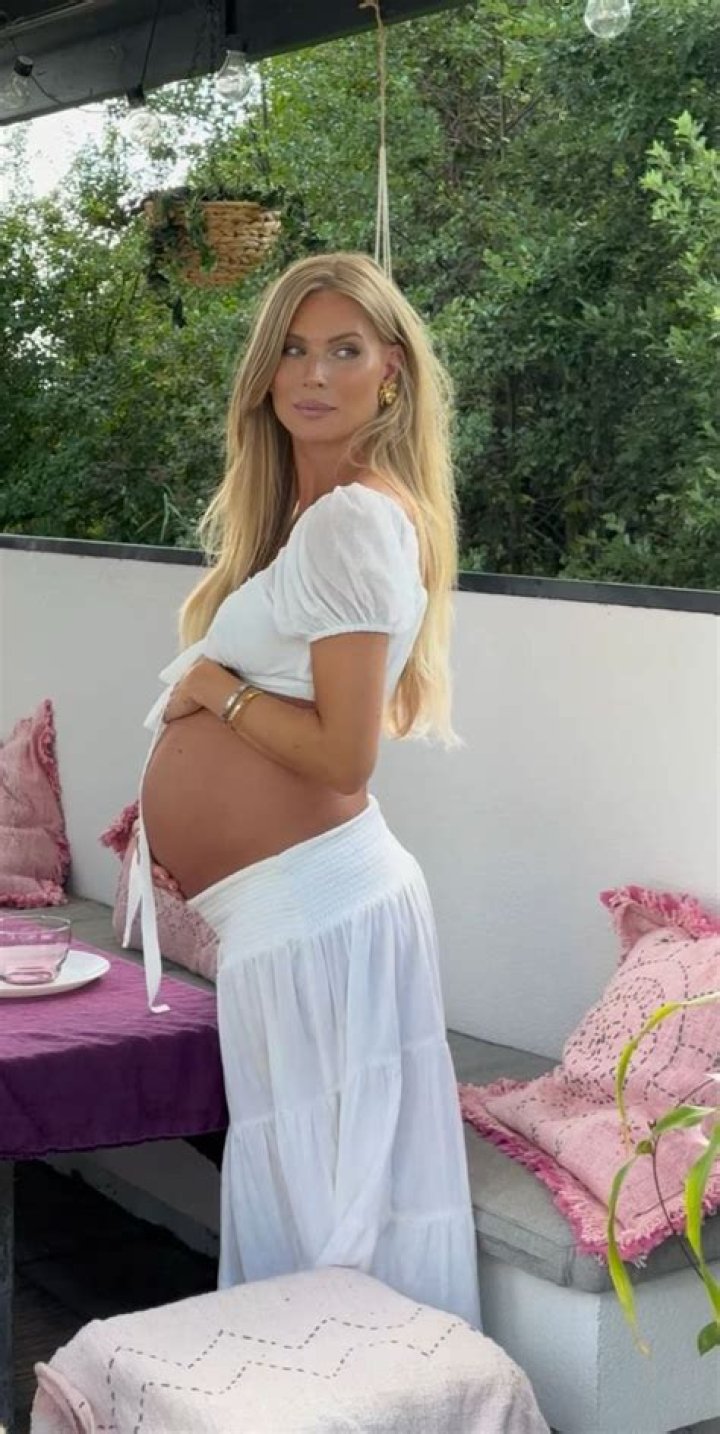 See Baby Bump Photos & Videos – Hollywood Life