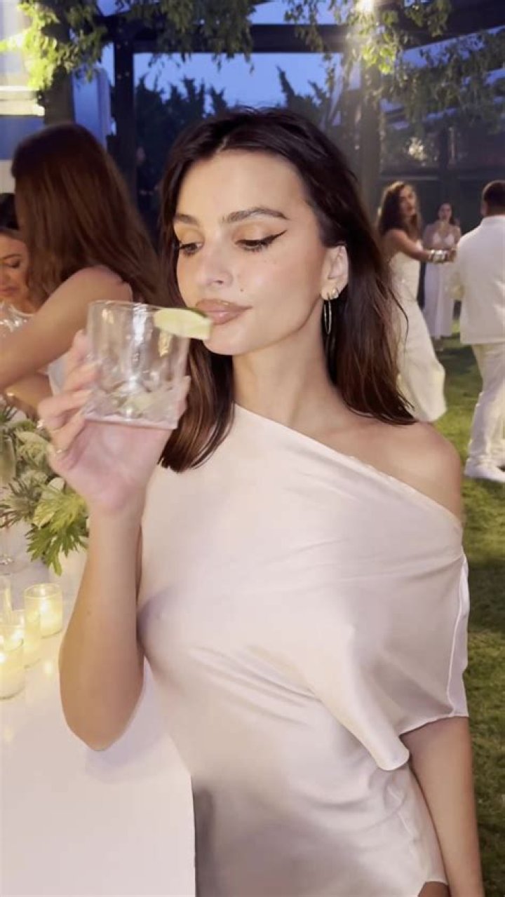 Emily Ratajkowski In White Bikini & Red Hair: Photos – Hollywood Life