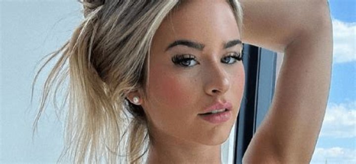 [PICS] Emily Ratajwowski Wears Tiny Bikini & Flaunts Major Cleavage – Hollywood Life