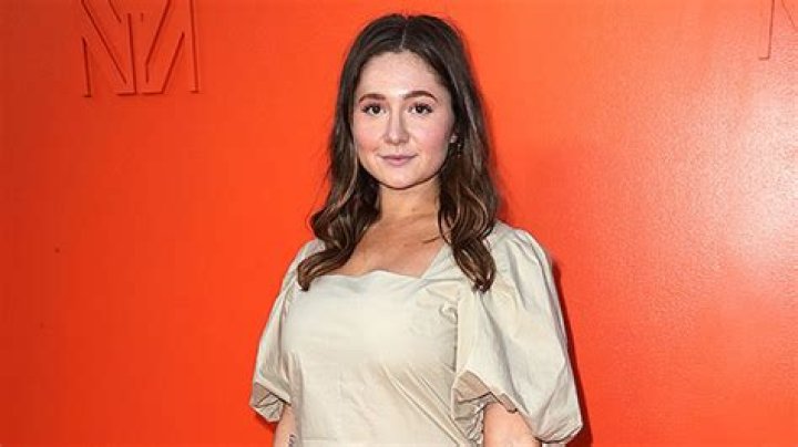 Emma Kenney Says ‘Shameless’ Set Was Positive After Emmy Rossum Left – Hollywood Life