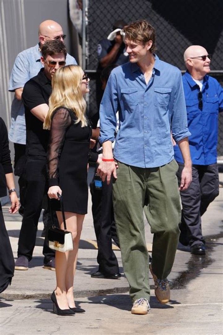 Emma Roberts Goes Shopping With Boyfriend Cody John In New Photos – Hollywood Life