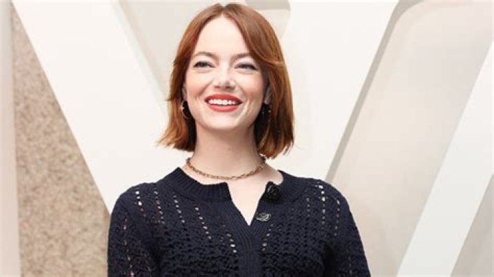 Emma Stone’s Curtain Bangs Hair Makeover: Photos – Hollywood Life