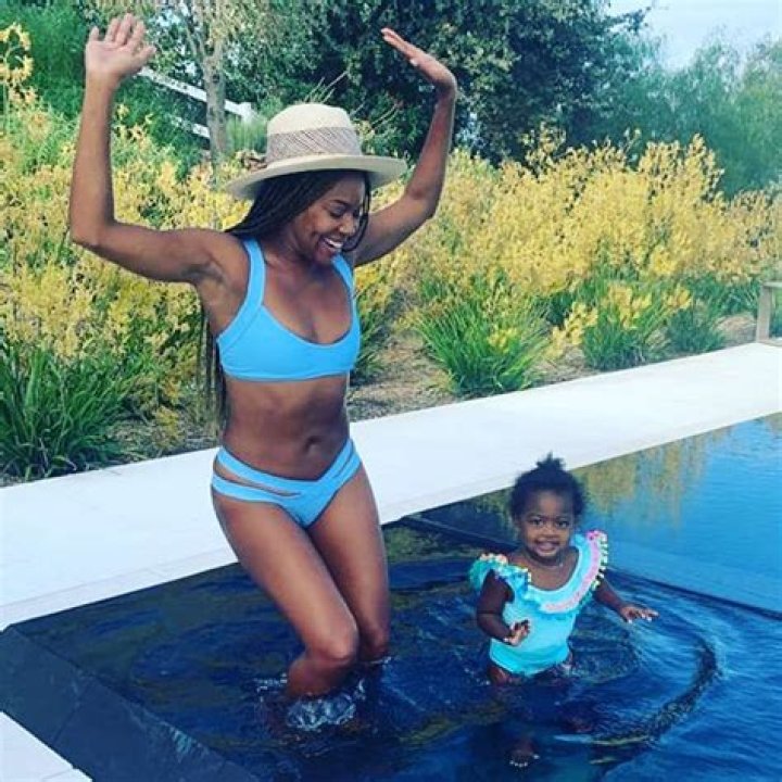 Gabrielle Union Dances In Blue Bikini In The Pool With Daughter Kaavia – Hollywood Life