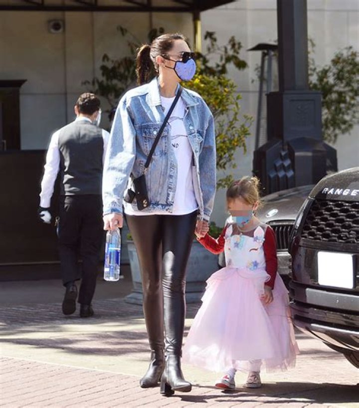 Pregnant Gal Gadot Spotted Shopping In Rare Pics With Adorable Daughters Maya, 4, & Alma, 9