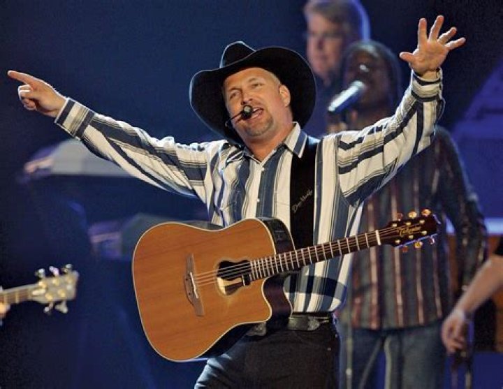 Garth Brooks – Hollywood Life