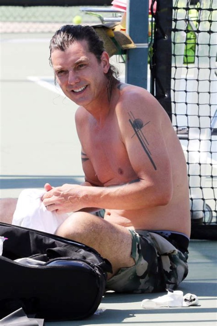 Gavin Rossdale Goes Shirtless While Playing Tennis — Pics – Hollywood Life