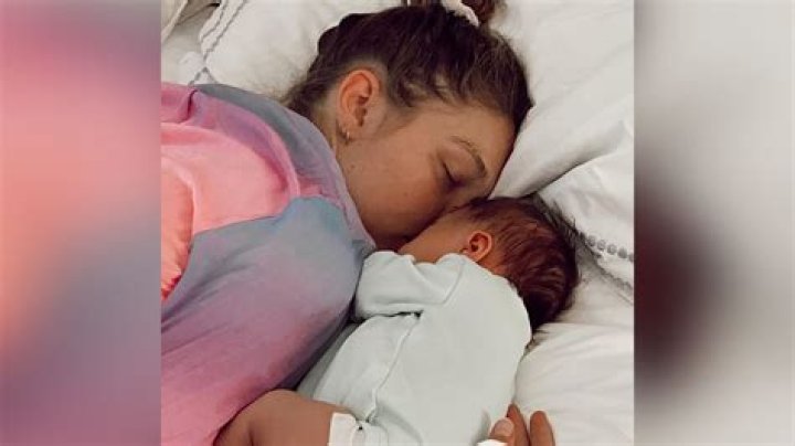 Gigi Hadid Holds Baby Daughter Khai While She’s Sleeping — Pic – Hollywood Life
