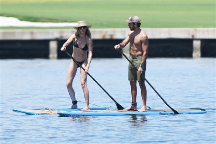Gisele Bundchen’s Bikini Paddleboarding With Joaquim Valente: Photos – Hollywood Life