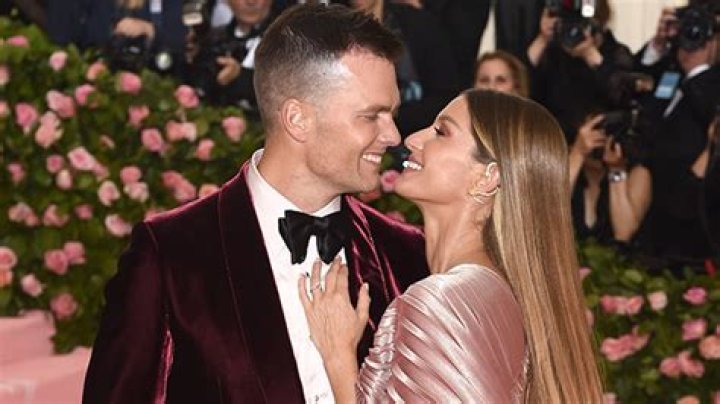 Gisele Bündchen & Tom Brady Kiss At The Met Gala 2019: Photos – Hollywood Life