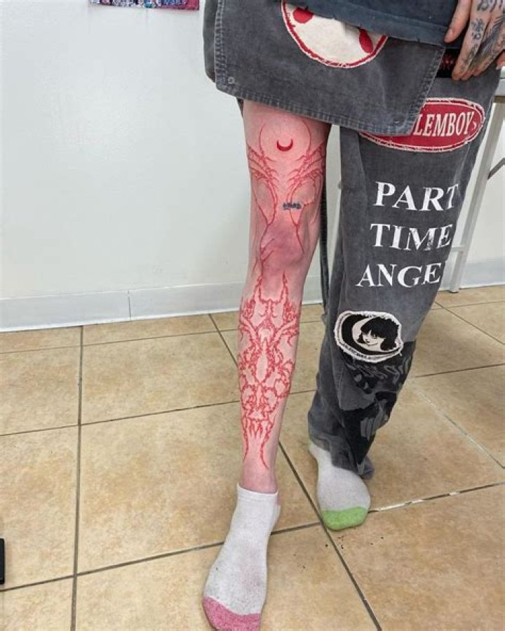 Grimes Debuts Massive Red Leg Tattoo That Covers Thigh To Ankle: Photo – Hollywood Life
