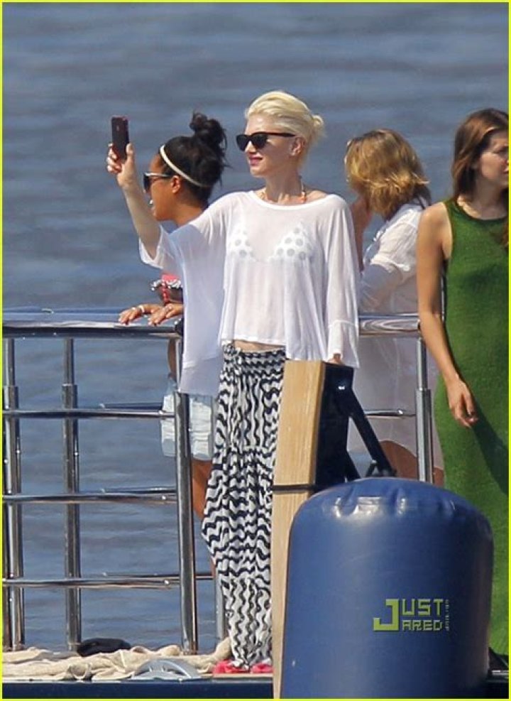 Gwen Stefani Rocks A Bikini Top & Shorts For Her Beauty Line: Photos – Hollywood Life