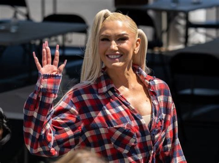Gwen Stefani’s Pigtails & Flannel Outfit At ‘Jimmy Kimmel’: Photos – Hollywood Life