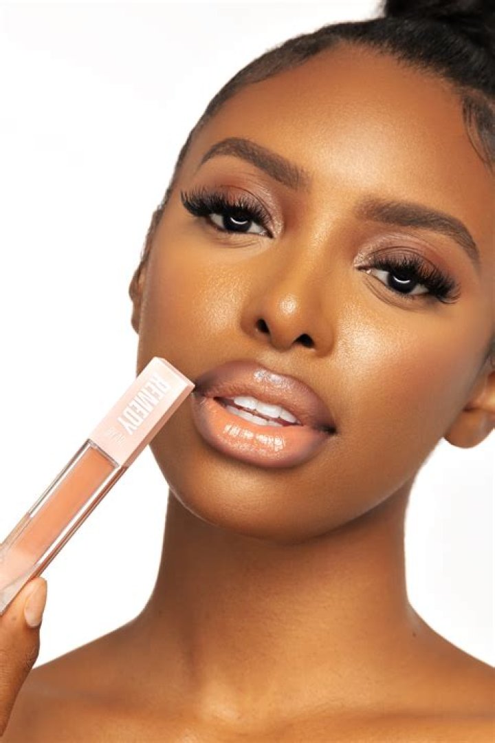 Gwen Stefani’s Lipstick is So Chic & Will Give You the Ultimate Color Pop for the Holidays