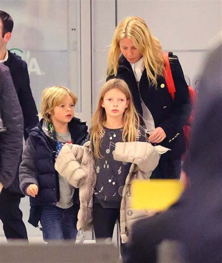Gwyneth Paltrow Bonds With Daughter Apple In NYC Over College Break – Hollywood Life