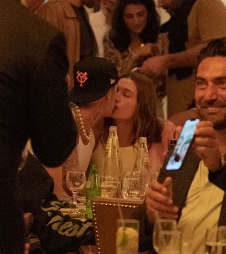 Hailey & Justin Bieber Kiss During New York Date Night: Photos – Hollywood Life