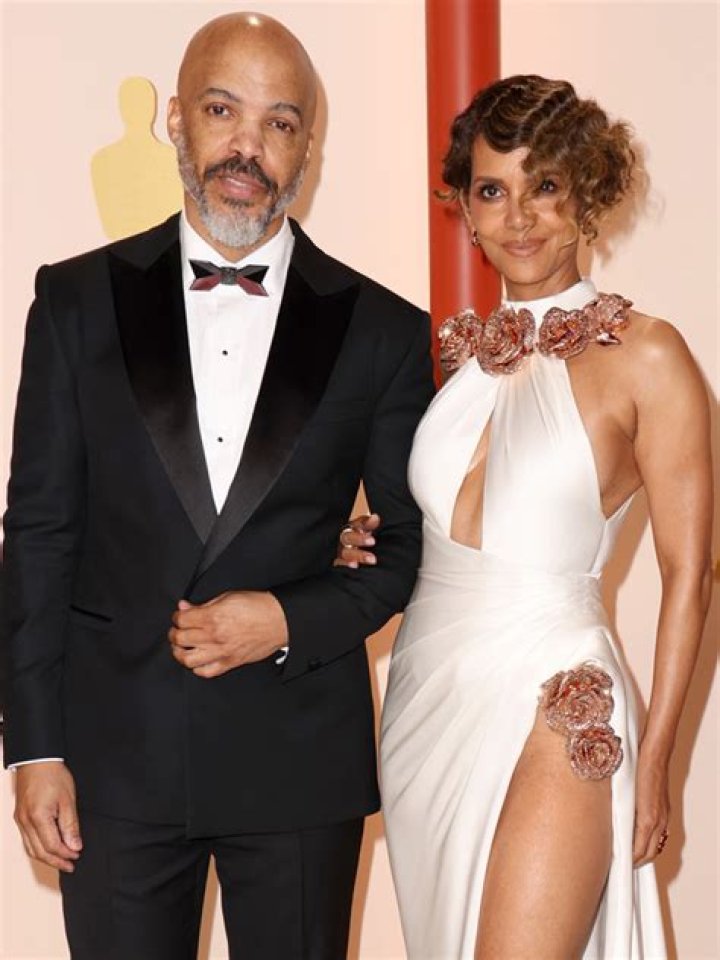 Halle Berry Reveals Natural Hair & Says Van Hunt Loves It – Hollywood Life