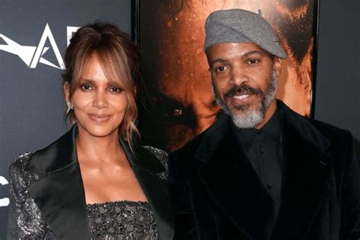 Halle Berry & BF Van Hunt Step Out For Rare Romantic Date Night In NYC — Photos