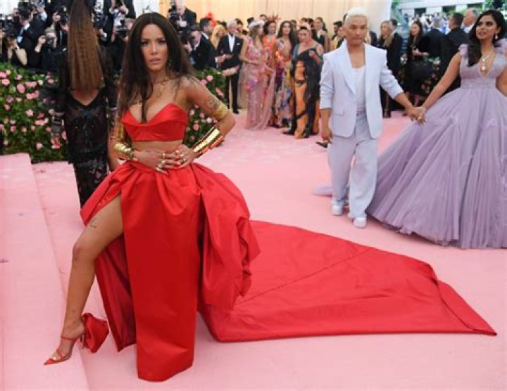 Looks Like Wonder Woman In Hot Red – Hollywood Life