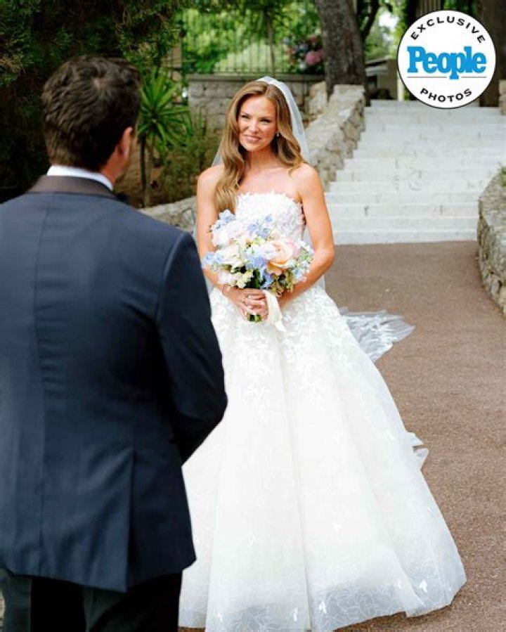 Hannah Brown & Adam Woolard’s Proposal In Jordan Davis’ ‘Almost Maybes’ Video – Hollywood Life