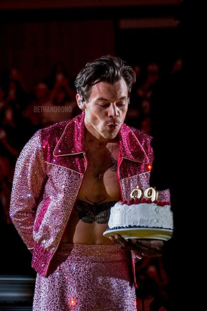 See His Hottest Performance & Red Carpet Looks – Hollywood Life